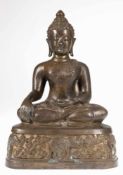 Buddha-Figur "Großer sitzender Buddha auf hohem Podest mit reichlicher Verzierung",schwere Bronze,