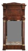 Biedermeier-Spiegel, Mahagoni furniert, beidseitig Vollsäulen mit geschnitzten