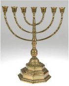 Jüdischer Kerzenleuchter, Menora, Messing, 8-eckiger getreppter Stand mit Relieffries,Schaftansatz