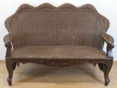 Rattan-Sitzgruppe, um 1900, Nußbaum/Bambus mit Weidengeflecht, bestehend aus Sofa,90x138x80 cm und