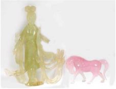 2 Jadefiguren "Geisha" und "Pferd", China, grüne bzw. rosafarbene Jade, H. 17 und 6 cm