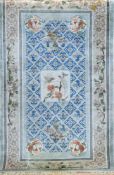 China-Teppich, Seide, mit zentralem Medaillon, Tier- u. Floralmotiven, 1 Seite mit