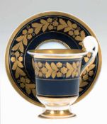 Biedermeier-Tasse, kobaltblau mit floraler Goldstaffage, innen breiter Goldrand,Volutenhenkel mit