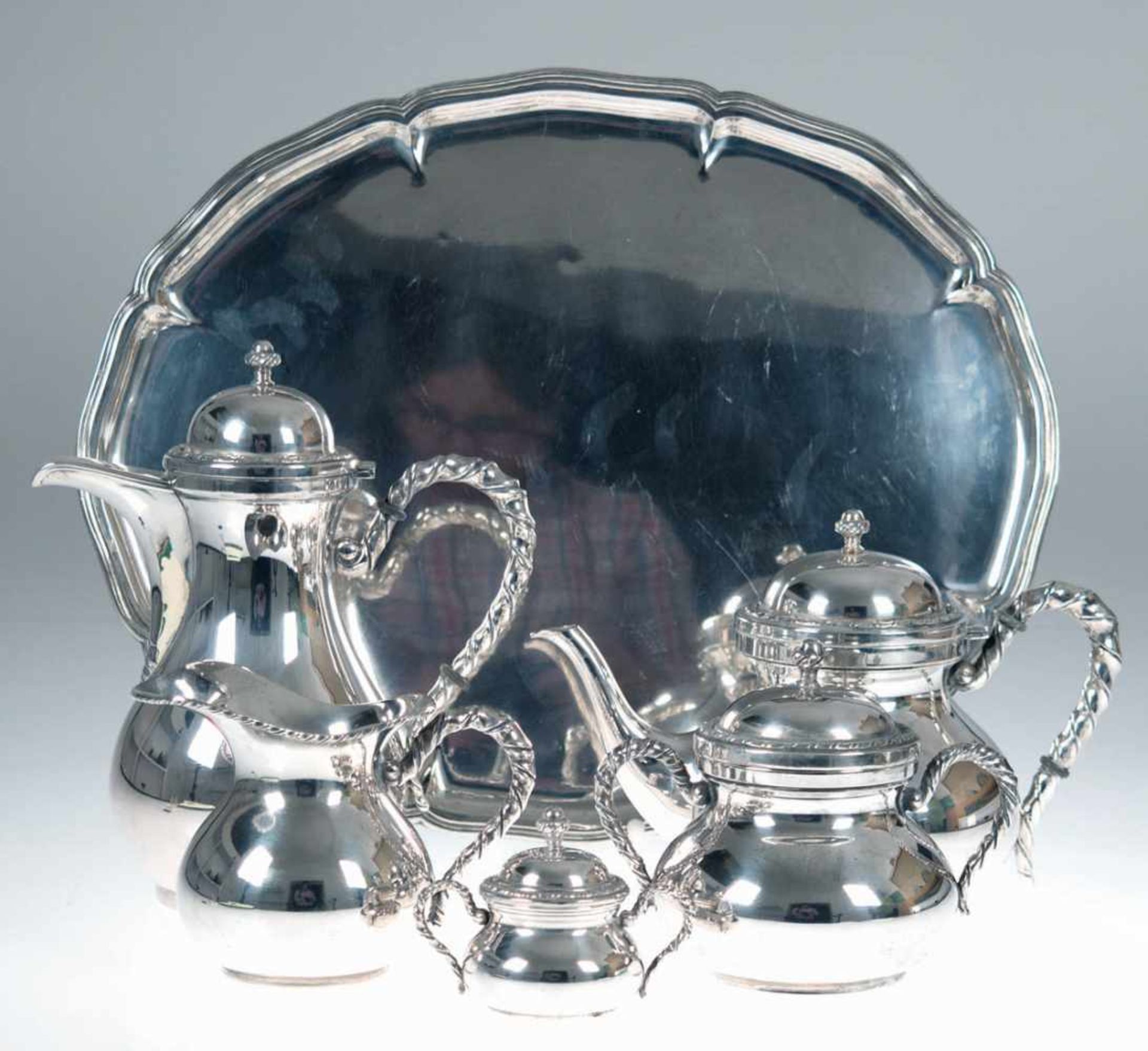 Tee- und Kaffeeservice auf Tablett, 800er Silber, punziert, ca. 3494 g, glatte Form mitReliefrand,