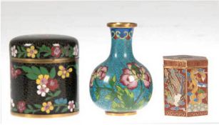 3 Cloisonné-Teile, 20. Jh., dabei 2 Deckeldosen und Vase, Messing mehrfarbig emailliert,H. 6,5 cm,