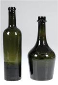 2 Waldglasflaschen, 19. Jh., grün, hoch gewölbter Boden, 1x Schriftzug Klosterburg, H. 27und 30 cm