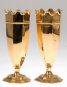 Paar Vasen, Silber vergoldet, England um 1923/24, facettierte Vase mit gewelltem Rand,Roberts &