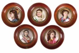 5 Miniaturmalereien "Damenporträts", feine Malerei auf Porzellan, rund, Dm. 6,5 cm, imHolzrahmen,