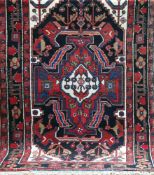 Hamadan, Persien, rotgrundig mit zentralem Medaillon u. floralen Motiven, 1 Kante leichtbelaufen,
