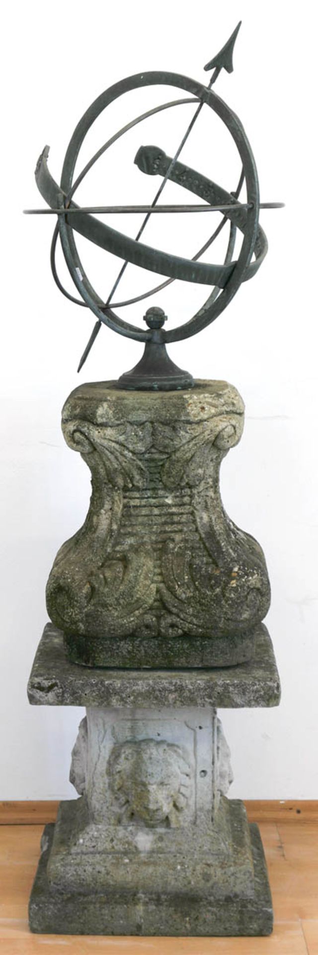 Sonnenuhr auf Postament, Steingußsockel mit Figuren u. Ornamenten, Uhr aus Gußeisen mitarabischen