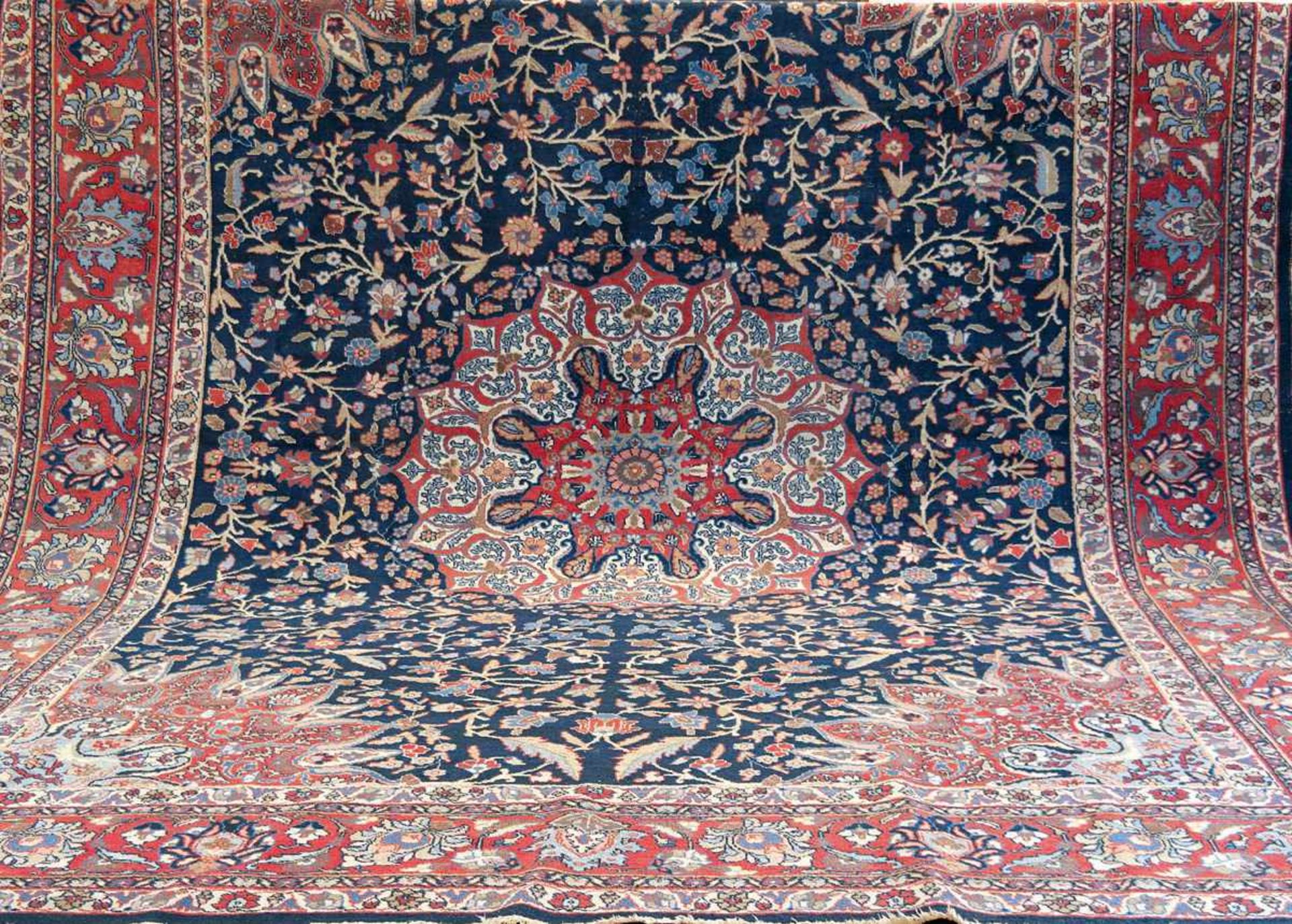 Täbris, Persien um 1920, blau/rotgrundig, mit zentralem Medailon, floralen Motiven, Kantensowie