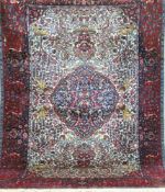 Kirman-Lavar-Teppich, rotgrundig, mit zentralem Medaillon, mit Tier u. Floralmotiven,Fransen
