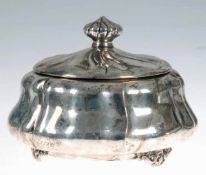 Deckeldose, 800er Silber, punziert, ca. 377 g, runde, geschweifte Form auf Relieffüßen, H.13 cm, Dm.
