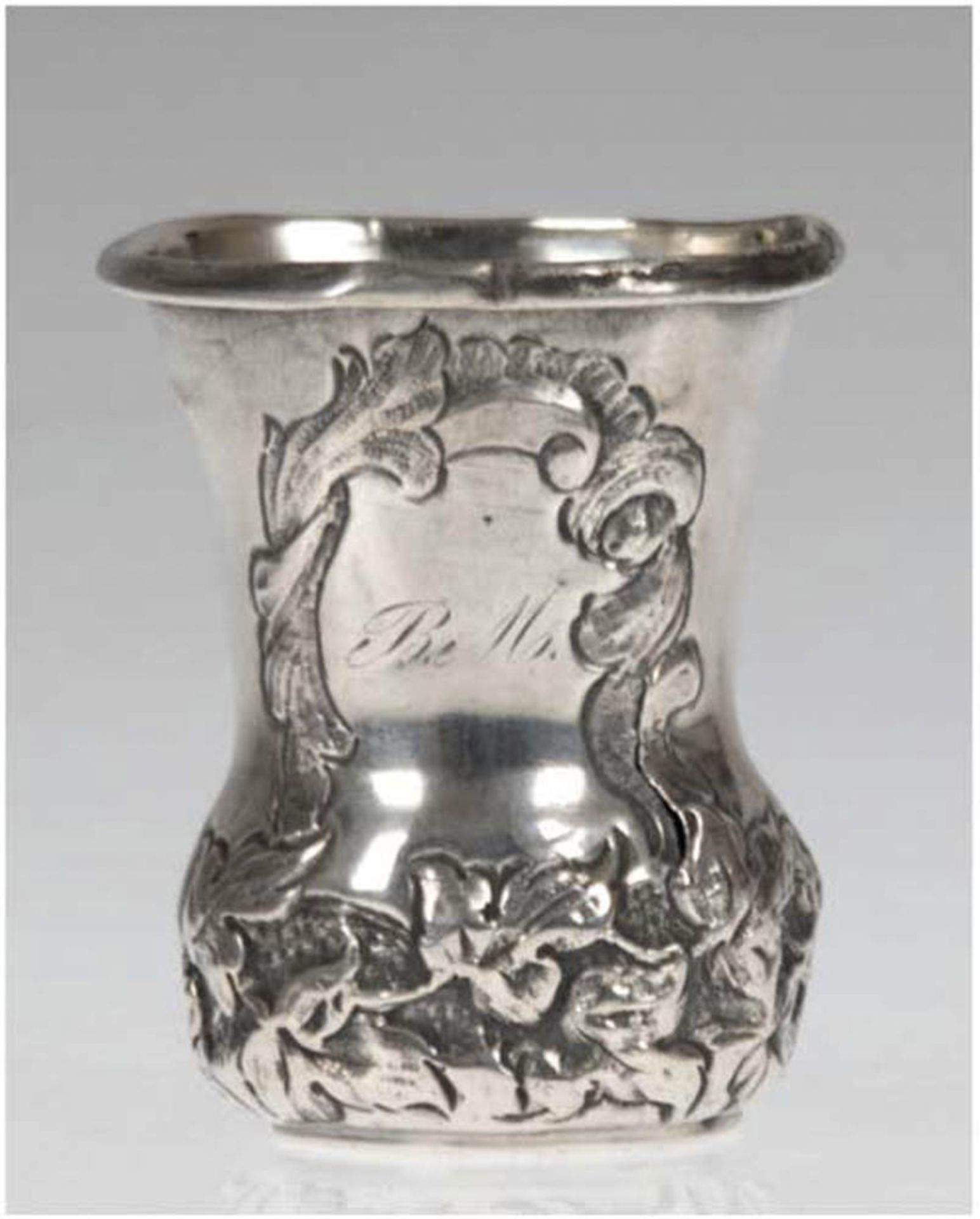 Kleine Vase, Silber, punziert, ca. 38 g, getrieben, im unteren Bereich Blattrelief,Monogrammgravur