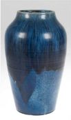 Jugendstil-Vase, Mutz-Altona-Keramik, Form 21, dunkelblaue Laufglasur über blauer Glasur,H. 23 cm