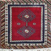 Türkei, rotgrundig mit zentralem Muster, Kanten belaufen, Florfehlstellen, 100x100 cm