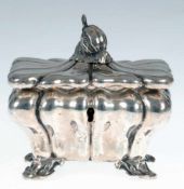 Zuckerdose, um 1850, 13 Lot Silber, punziert, ca. 187 g, rechteckige, geschweifte Form,mit Schloß (