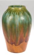 Jugendstil-Vase, Mutz-Altona-Keramik, Form 526, grün/braune Laufglasur über hellbraunerGlasur, H. 25