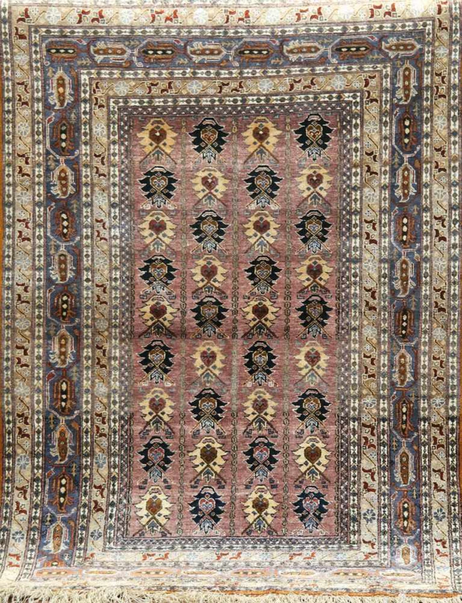 Belutsch, Persien dunkelgrundig mit zentralem durchlaufenden Muster u. floralen Motiven,(als