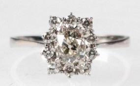 Ring, 750er WG, 1 Brillant ca. 1,0 ct. und 10 Brillanten ca. 0,40 ct. get. Weiß, vvsi, RG66,