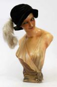 Damenbüste, 1920er Jahre, Wachs, gemaltes Gesicht mit Glasaugen, schwarzer Samthut mitFeder als