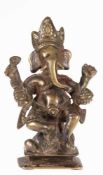 Buddha-Figur "Ganesha-der Gott in sitzender Haltung", Anf. 20. Jh., Bronze, H. 16 cm