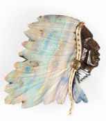 Große Brosche in Form eines Indianerkopfes mit Federhaube, Opal mit Muttergestein, 585erGG/WG-