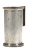 Meßbecher, 19. Jh., Zinn, punziert, Vol. 1 l, mit Eichmarken, H. 18,5 cm