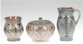 Löber, Friedemann, 3 Fischland-Keramikgefäße, dabei Kännchen, Deckeldose und Vase, untermBoden