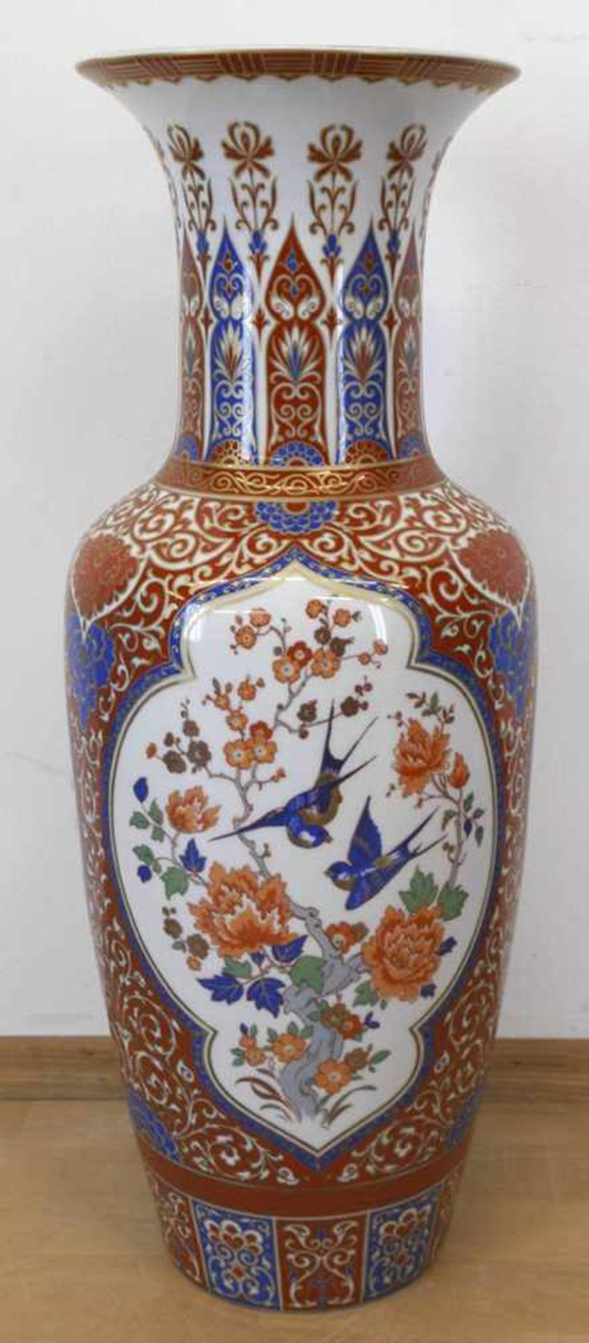 Große Bodenvase, Kaiser-Porzellan, "Ming", 3 Medaillons mit Vogel- und Floraldarstellungenin