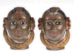 Paar Gefäßaufsätze in Kopfform, Bronze, Indien um 1900, mit farbiger Malerei, hohlgearbeiteter