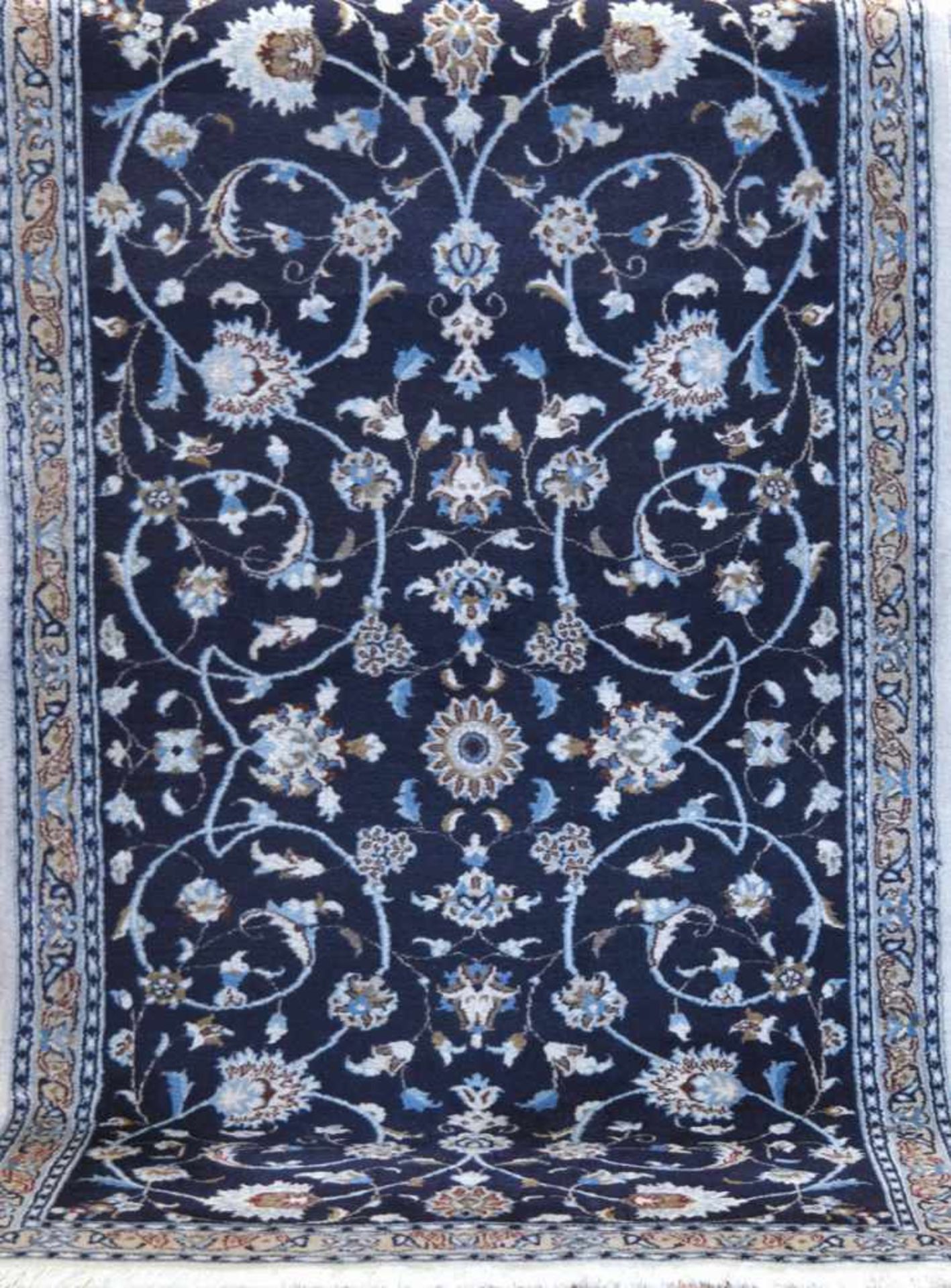 Nain, blaugrundig, mit zentralem Medaillon u. floralen Motiven, 2 Kanten belaufen, 1 Eckeleicht