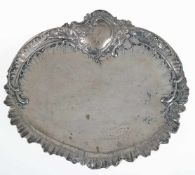 Tablett, um 1900, 800er Silber, punziert, ca. 423 g, flache Muschelform mit reliefiertemRand, in