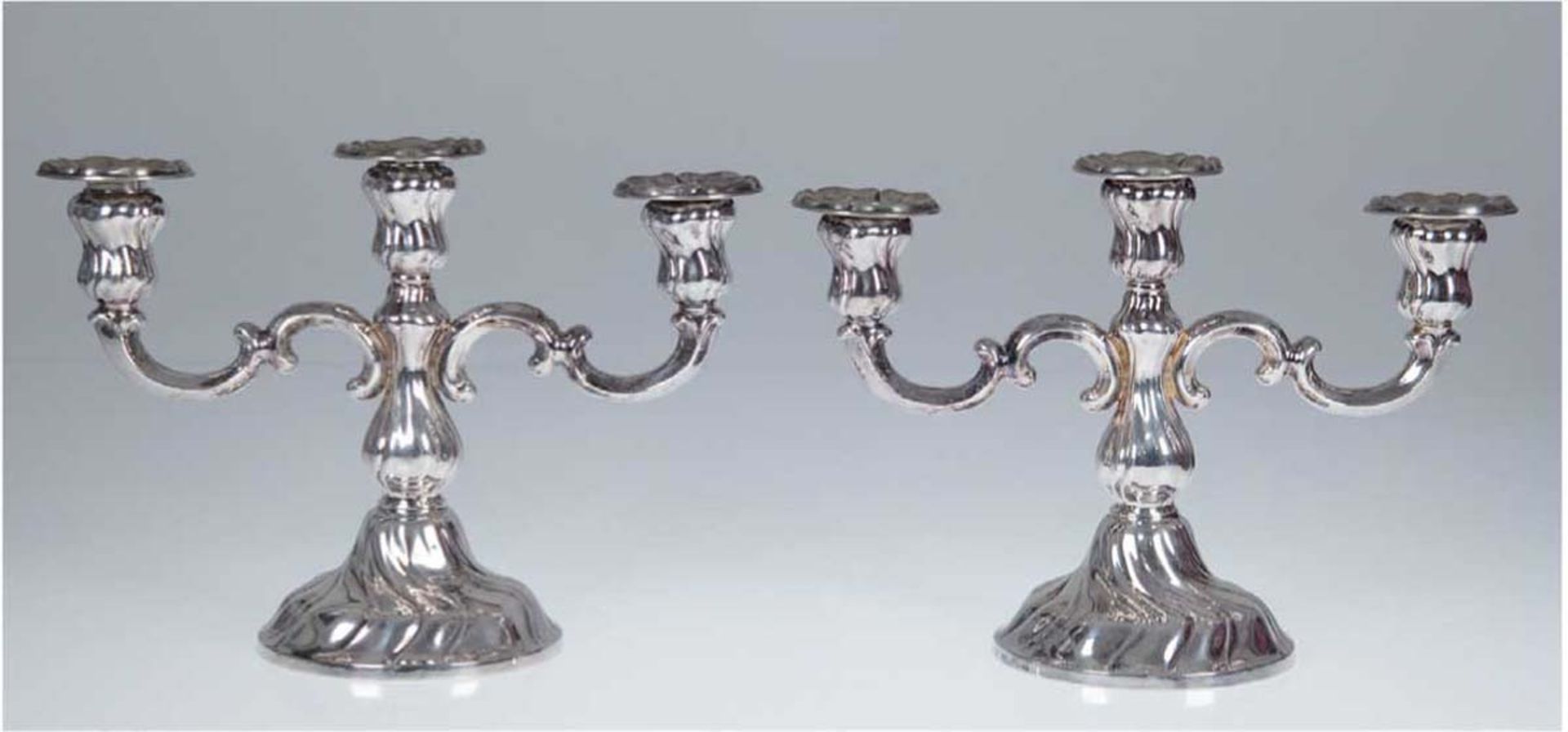 Paar Kerzenleuchter im Barockstil, 3-flammig, 800er Silber, deutsch, geschweift gerippterRundfuß