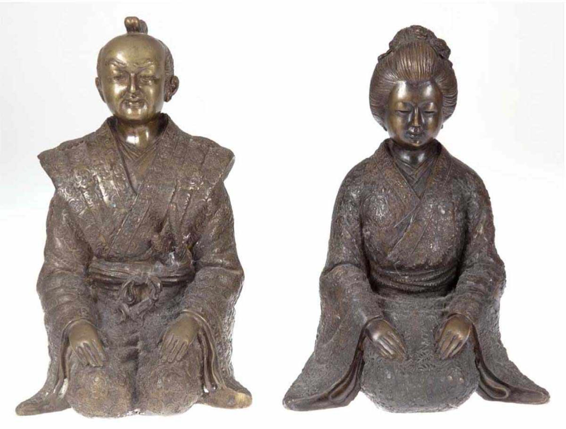 Paar Bronzen "Japanischer Samurai und Geisha in kniender Haltung", 20. Jh., H. 28,5 u.27,5 cm