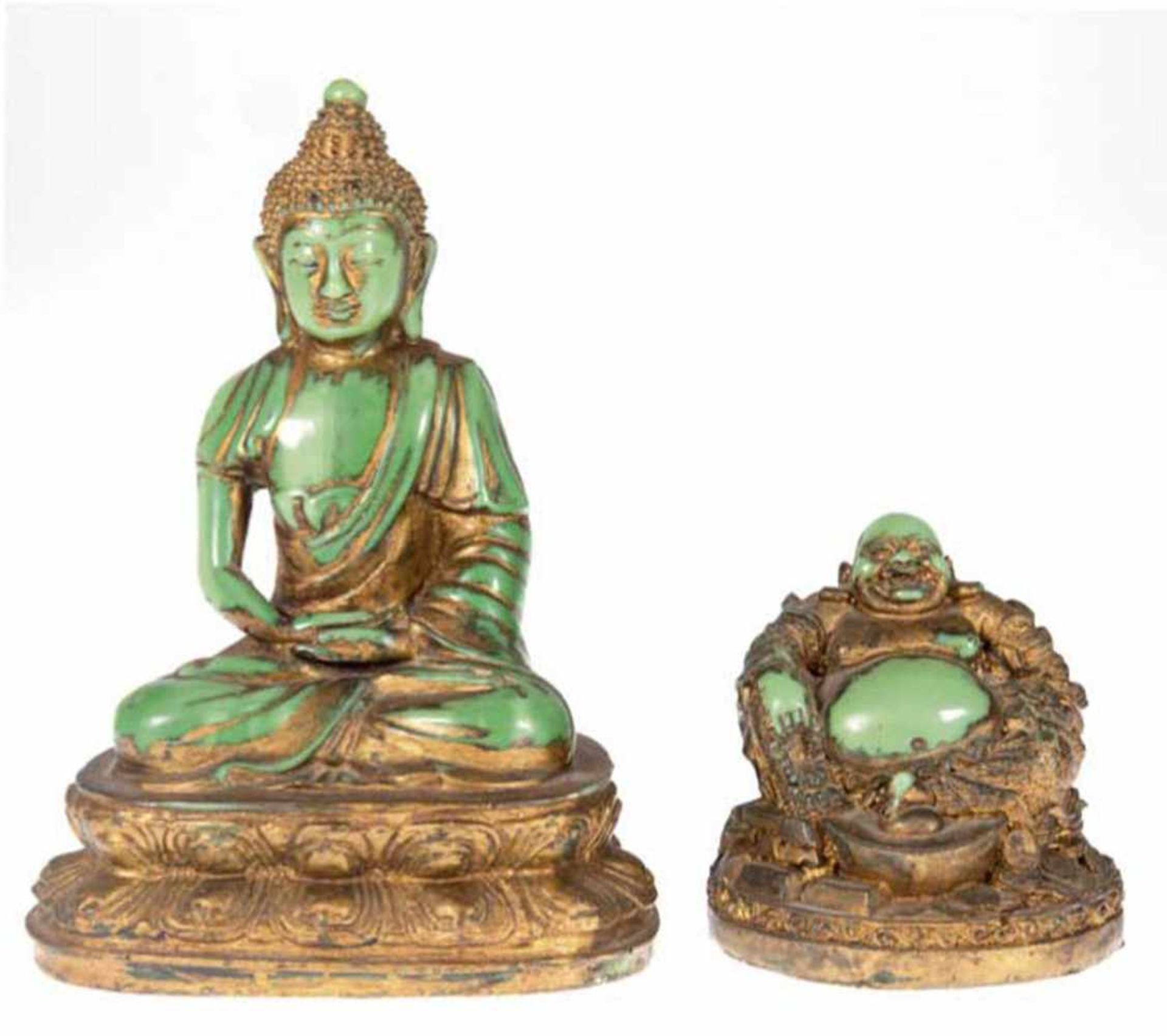 2 Buddha-Figuren "Buddha mit der Geste der Meditation auf Lotusthron sitzend" u. "Buddhain