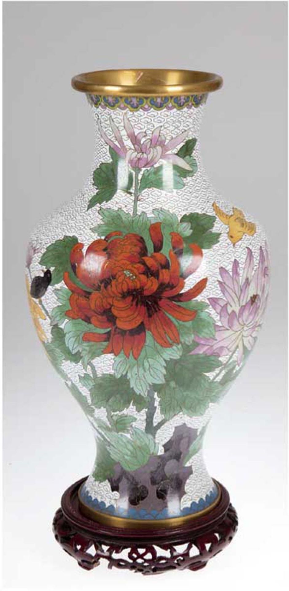 Cloisonne-Vase, China, Jingfa, polychromer Blumen- und Vogeldekor, auf Holzsockel(beschädigt), H. 41