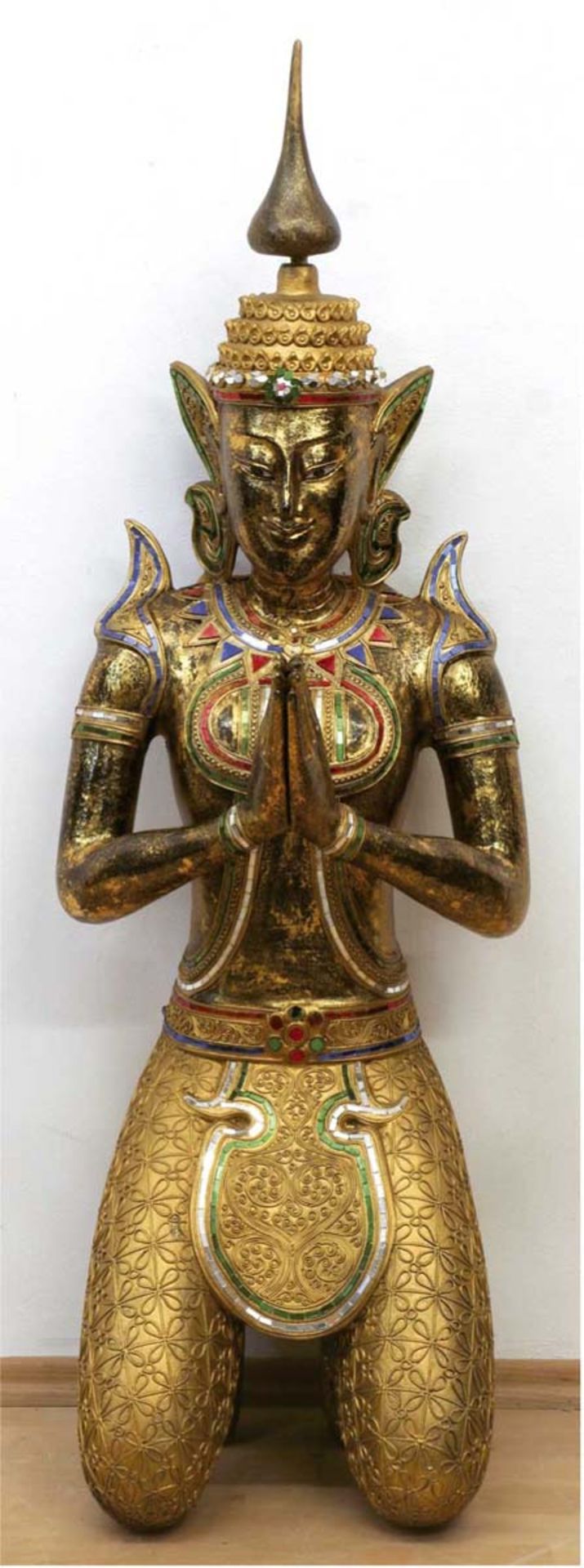 Große Figur "Kniender Buddha", Holz goldfarben gefaßt, belegt mit buntem Glas, H. 63 cm