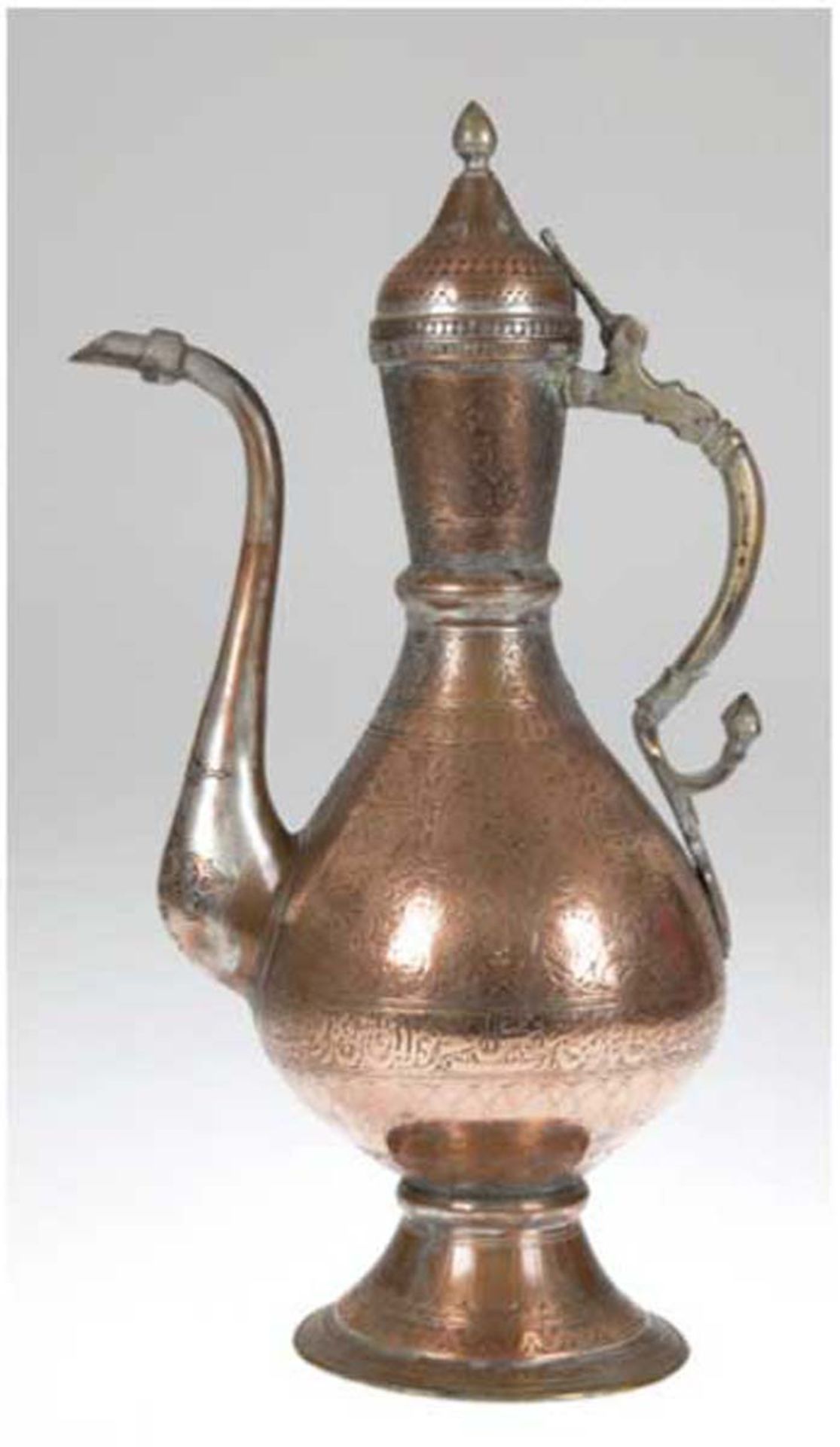 Osmanische Wasserkanne, 19. Jh., Kupfer, mit arabische Schrift u. antikem Dekor, H. 39 cm