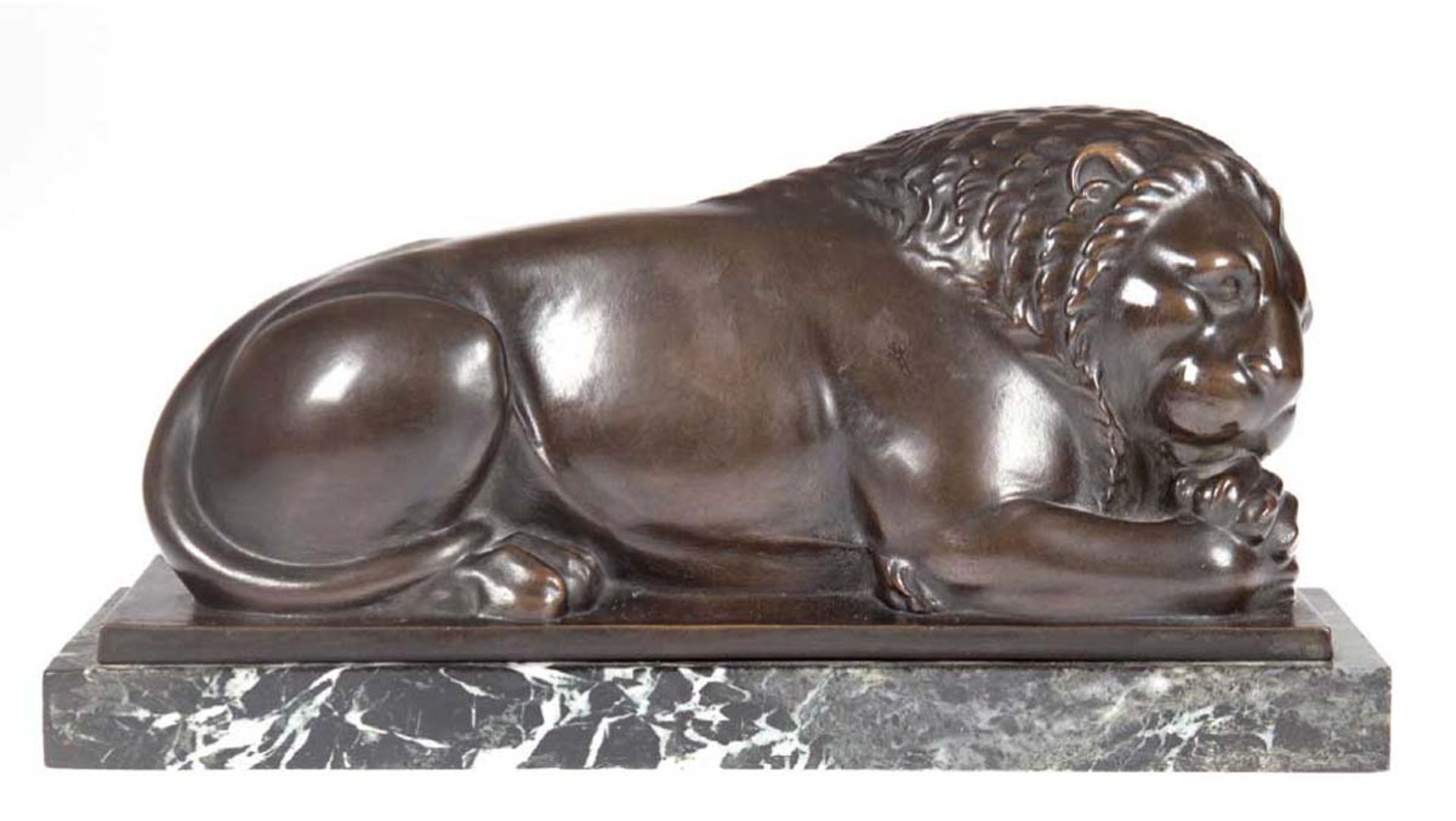 Becker (20. Jh.) "Ruhender Löwe", Bronze, braun patiniert, auf der Plinthe signiert,