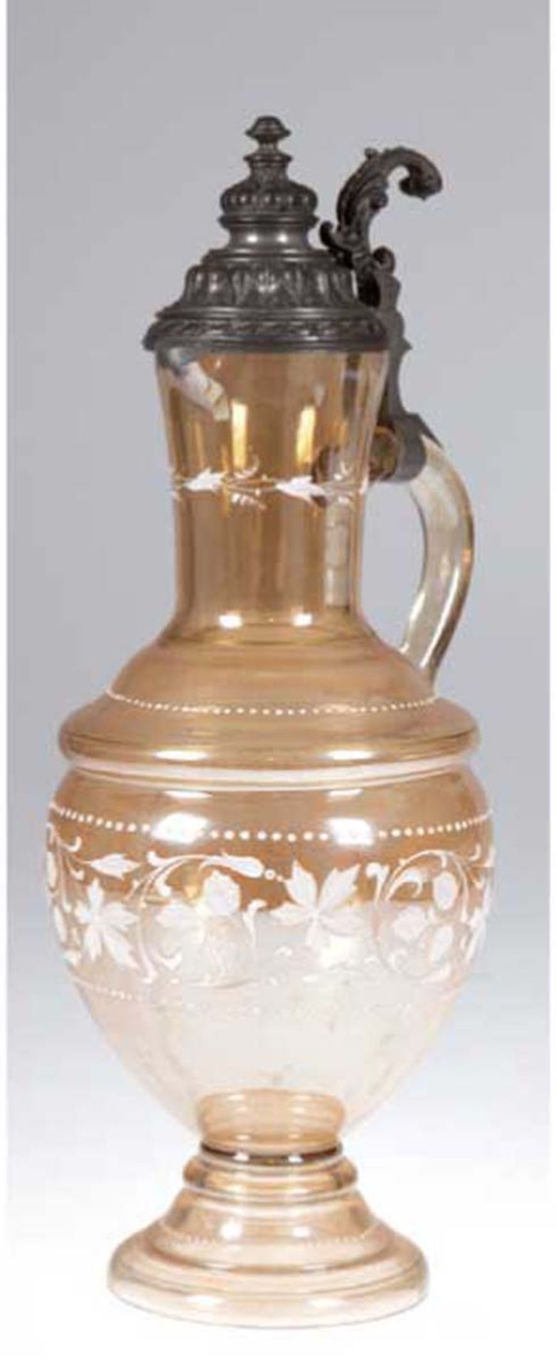 Schenkkanne, um 1890, irisierendes Glas mit weißer Emailmalerei, Bordüre aus Hopfen,reliefierter