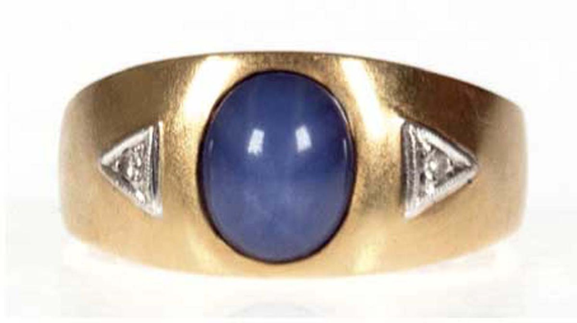 Sternsaphir-Brillant-Ring, 585er GG, ovaler Sternsaphir, Cabochon mit 2 in WG gefasstenBrillanten in