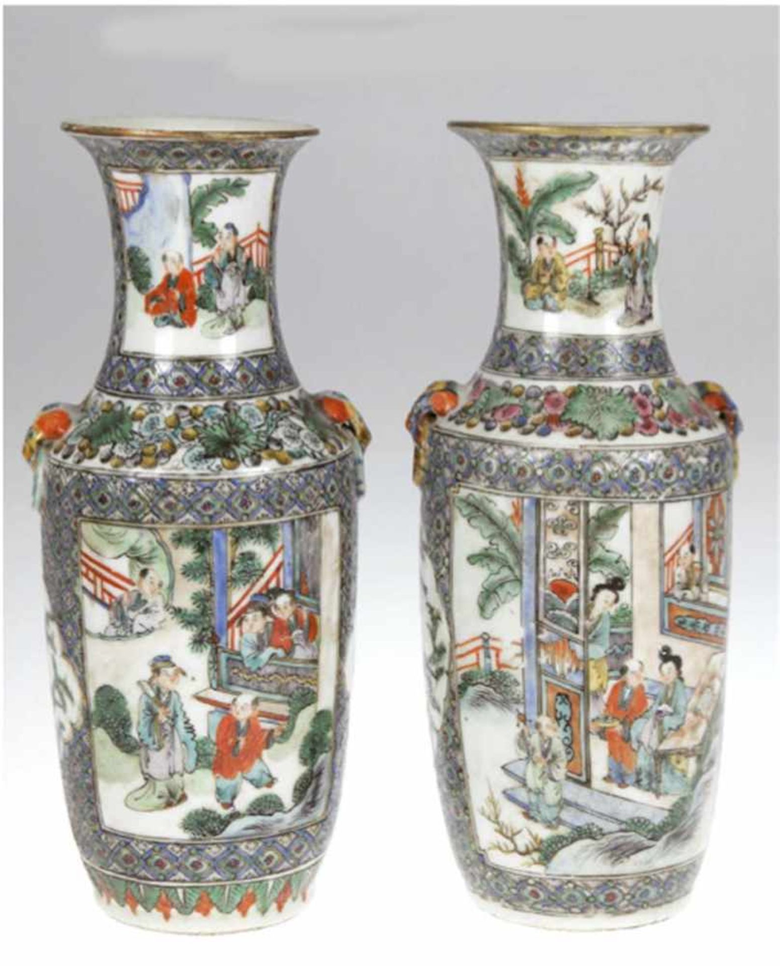 Paar Vasen, China um 1900, polychrome Floral- und Landschaftsmalerei mit Personen,bestoßen,