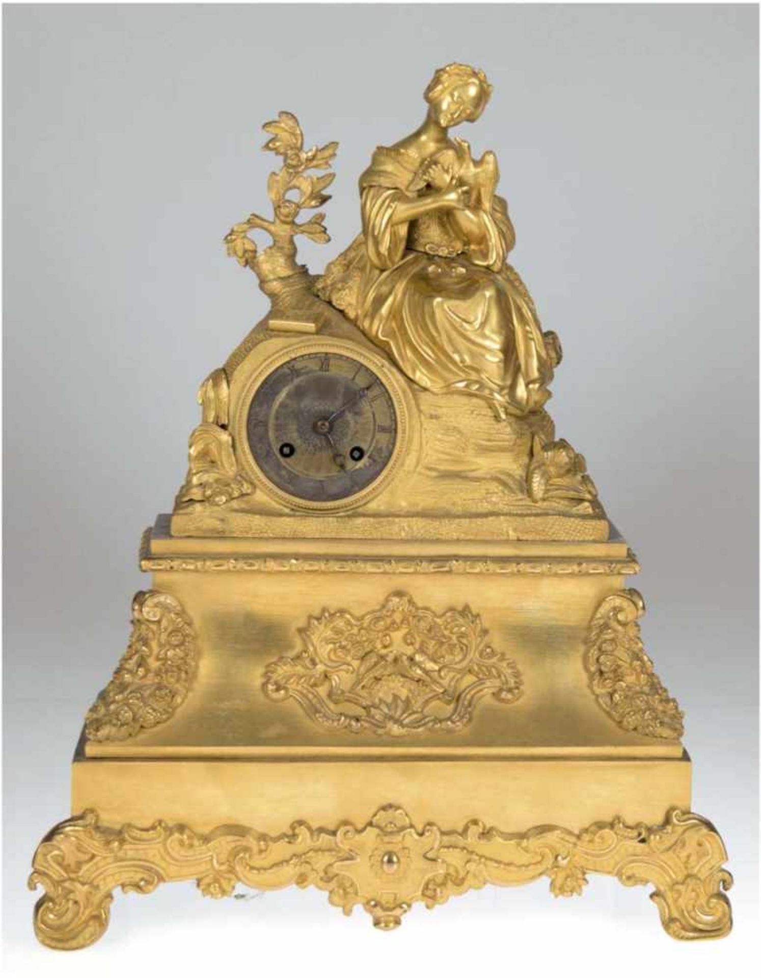 Pendule 19. Jh., Bronze vergoldet, figürlich "Höfische junge Dame, eine Taube im Armhaltend",