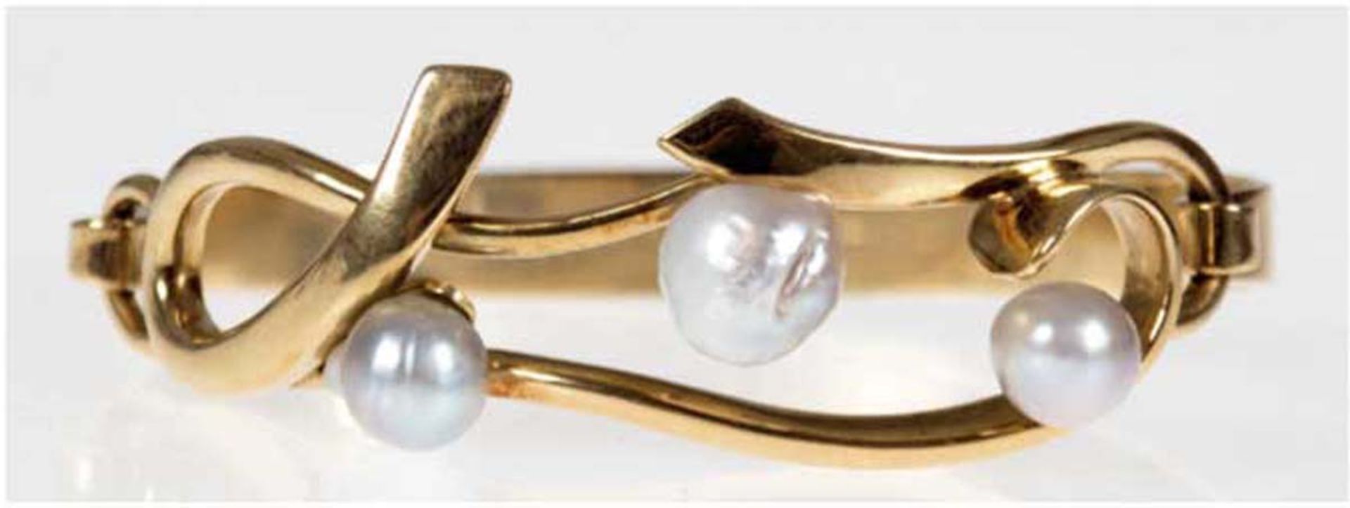 Armreif mit 3 grauen Perlen besetzt, 585er GG, verschlungen durchbrochenen Schauseite,Perlen mit