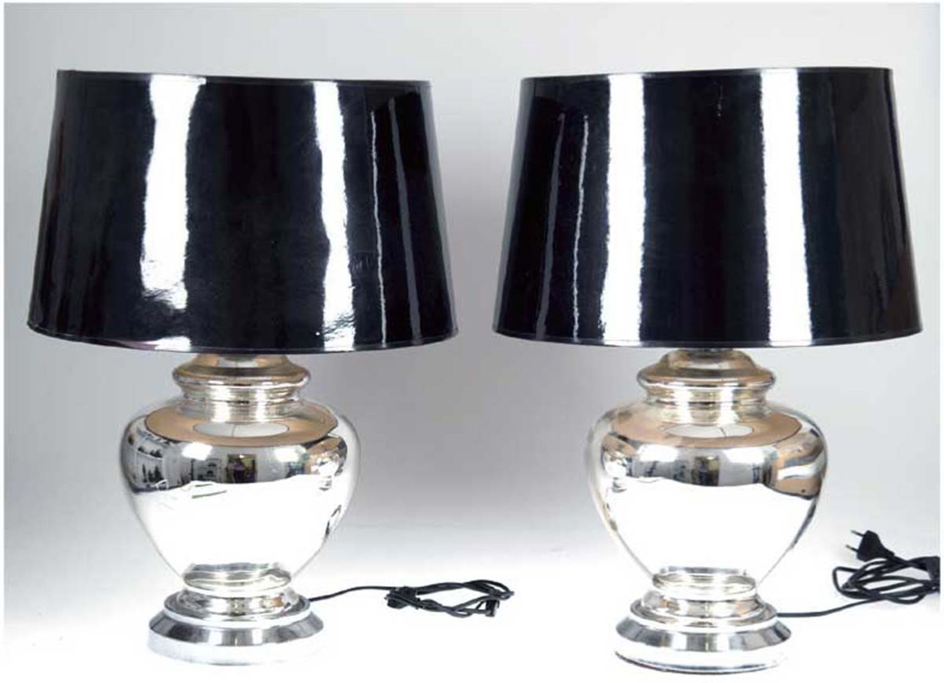 Paar Tischlampen, 1-flammig, verchromt, schwarzer Papierschirm, H. 58 cm