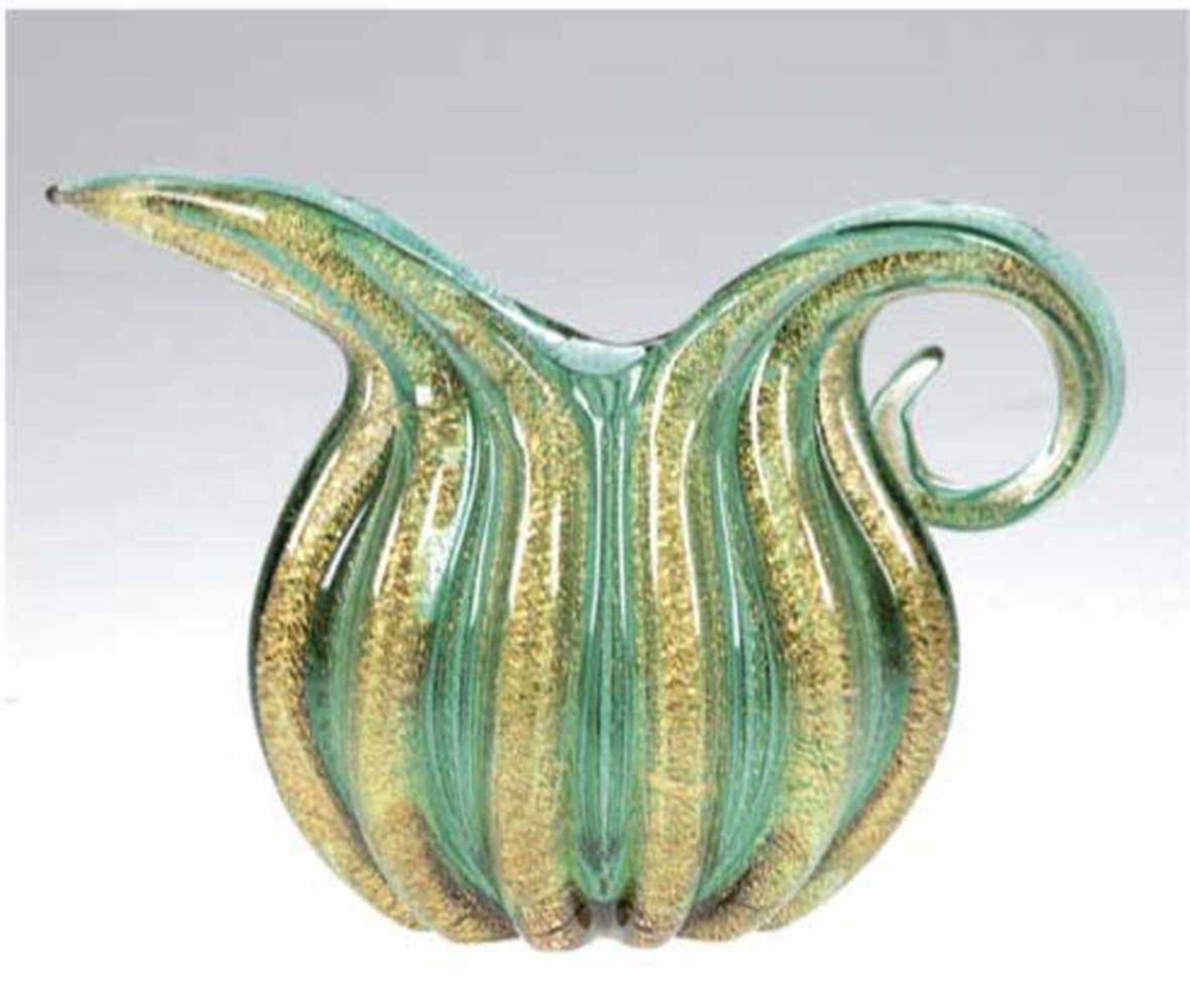 Murano-Henkelvase, Klarglas mit grüner u. goldfarbener Einschmelzung, H. 13 cm