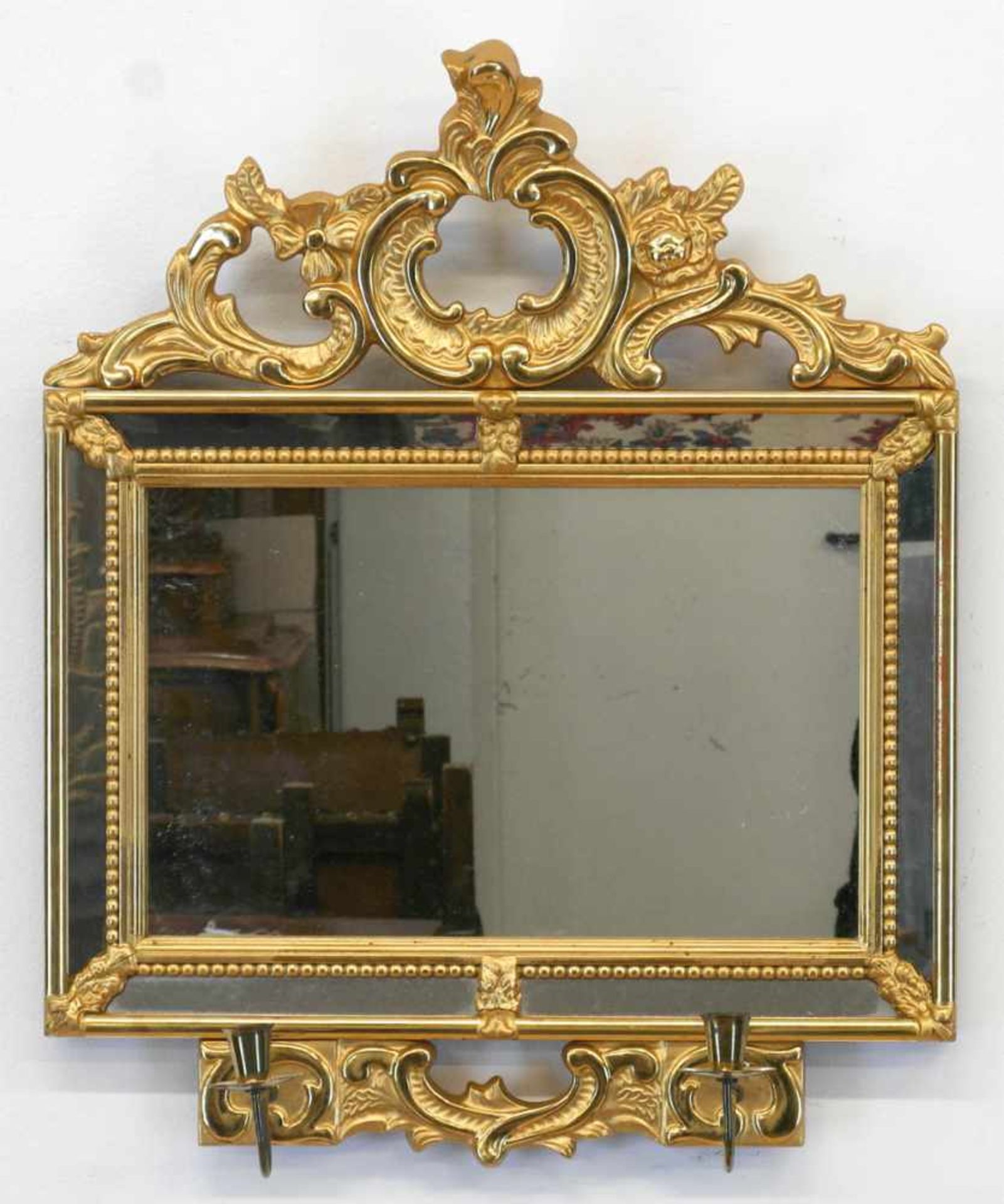 Spiegel mit Leuchterpaar im Barockstil, vergoldet, Stuckverzierungen, 63x52x16 cm