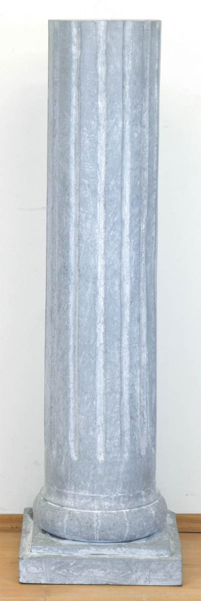 Säule, Holz, grau gefaßt, über 4-eckigem Stand kannelierte Säule, 120x35x36 cm