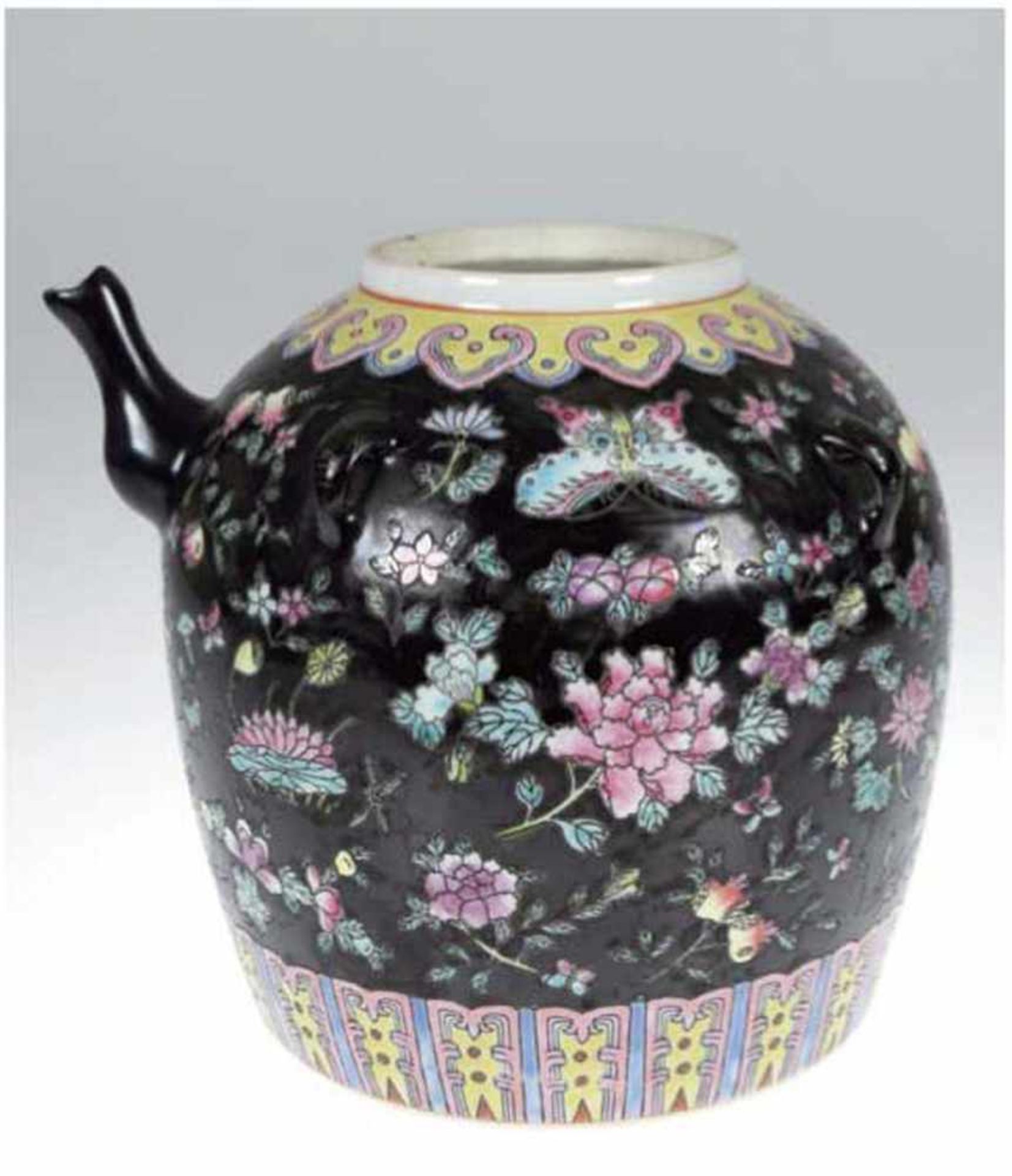 Chinesische Teekanne, Mitte 19. Jh., Porzellan, Floralmalerei auf schwarzen Grund,handbemalt,